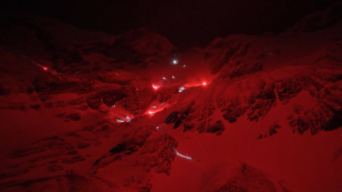 Rio de luz e cor ilumina glaciar no extremo sul do mundo 