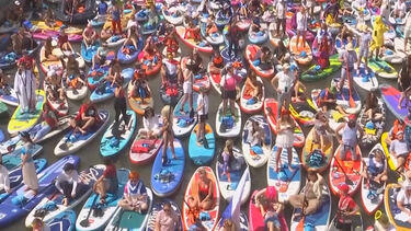 Centenas de pessoas enchem rio de Moscovo de cor num carnaval de paddle  