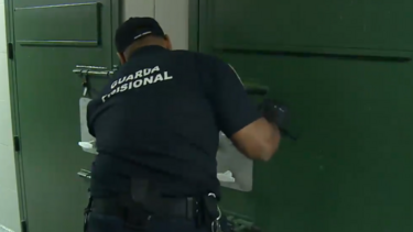 Incendeia porque queria limpar o mato à volta de casa e vai preso