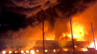 Incêndio de grandes dimensões destrói armazém industrial em São Petersburgo