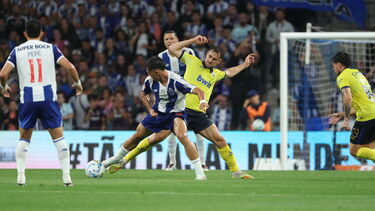 Campeão FC Porto isola-se na liderança ao bater Arouca