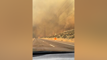 Incêndio de grandes dimensões destrói casas e obriga milhares a fugir no estado norte-americano do Nevada 