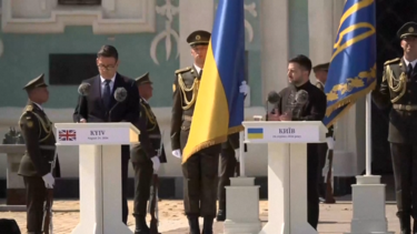 Primeiro-ministro britânico garante apoio à Ucrânia durante visita a Kiev no Dia da Independência  