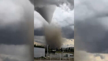 O momento em que tornado atinge aldeia francesa em Pomas