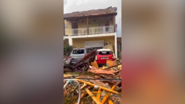 Imagens mostram rasto de destruição após passagem de tornado no sul de França 