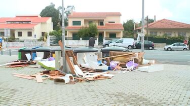 Acumulação de lixo em Rio de Mouro revolta moradores