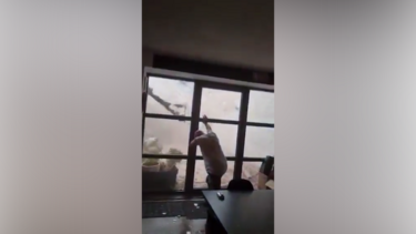 Mulher regista momento em que tornado lhe destrói o quintal no sul de França