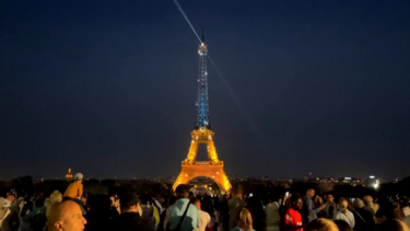 Torre Eiffel iluminou-se de azul e amarelo para celebrar os 35 anos da independência da Ucrânia 