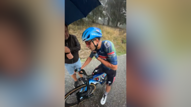 O momento em que ciclistas da Volta a Espanha procuram abrigar-se de tempestade de granizo 
