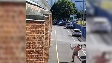 Vídeo mostra homem a tentar lançar pacote (várias vezes) para dentro de prisão em Inglaterra