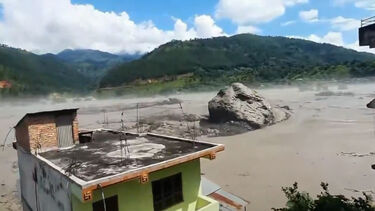 Imagens impressionantes mostram enxurrada a arrastar enorme rocha na fronteira entre o Nepal e a China
