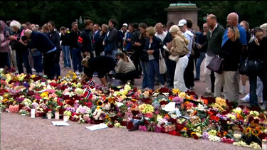 Noruegueses prestam homenagem ao rei Harald V 