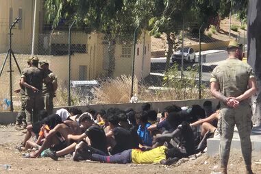 Militares conduzem migrantes em caixas de segurança de Ceuta até à fronteira com Marrocos
