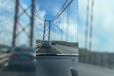 Trânsito condicionado na Ponte 25 de Abril devido a acidente com motociclo