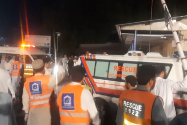 Atentado suicida faz pelo menos 14 mortos durante protesto contra militantes no Paquistão