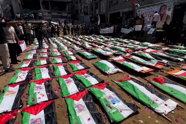 Gaza enterra 112 corpos em funeral em massa de palestinianos mortos durante ataques israelitas em 2023