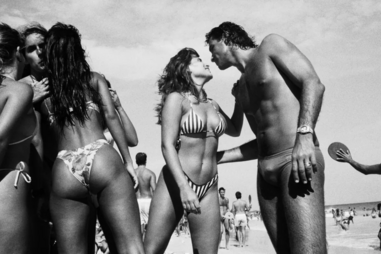 Mulheres em biquíni numa praia