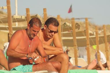 Luís Montenegro e Hugo Soares na praia