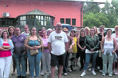 Trabalhadores em protesto frente às instalações da fábrica