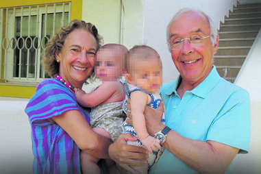Luís Marques Mendes e a mulher, Sofia, com os netos mais novos, Manuel e Vasco