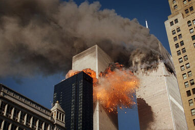 O fumo sobe de uma das torres do World Trade Center, enquanto chamas e destroços se projetam da segunda torre, na terça-feira, 11 de setembro de 2001