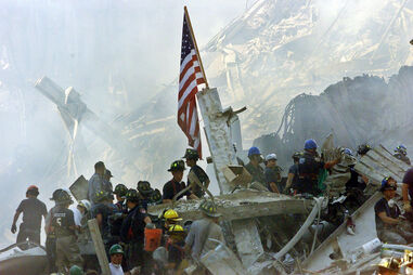 Uma bandeira dos EUA colocada junto dos restos ainda fumegantes do World Trade Center