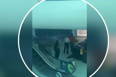 Tecto desaba dentro de loja em centro comercial nas Caldas da Rainha