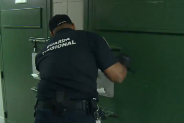 Incendeia porque queria limpar o mato à volta de casa e vai preso
