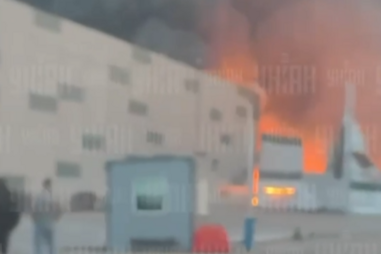 Incêndio de grandes dimensões deflagra em armazéns perto de Kiev após ataque russo