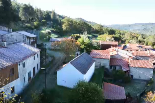 As aldeias 'fantasma' de Portugal: negócios milionários à venda e o abandono do interior
