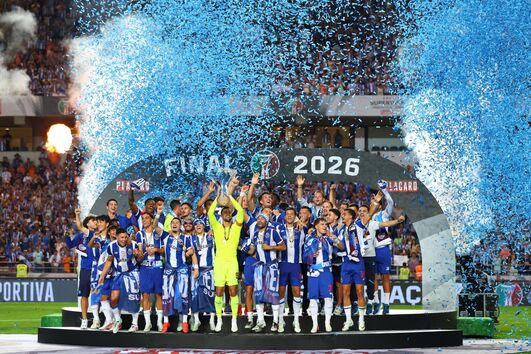 Equipa do FC Porto levanta a Supertaça após vencer o Torreense