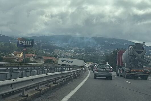 A4 cortada após colisão entre camião e carro em Valongo