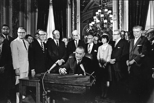Cerimónia da assinatura da 'Voting Rights Act' pelo Presidente Lyndon Johnson, em 6 de agosto de 1965