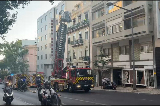Incêndio deflagra em prédio habitacional no centro de Lisboa