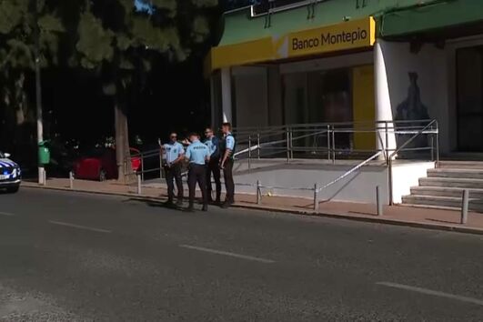 Homem baleado numa perna durante assalto num banco da Amadora. Suspeitos fugiram com dezenas de milhares de euros