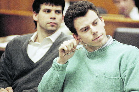 Lyle (à esquerda) e Erik Menendez cumprem uma pena de 50 anos a prisão perpétua. Há um ano viram negado o pedido de liberdade condicional