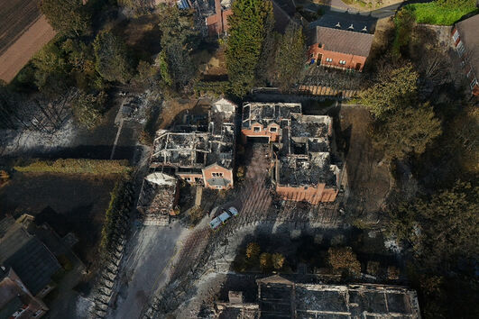 Casas destruídas por um incêndio em Stourbridge, Inglaterra