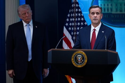 O presidente Donald Trump observa enquanto o diretor da CIA, John Ratcliffe, fala com os jornalistas na Sala de Imprensa James Brady, na Casa Branca, na segunda-feira, 6 de abril de 2026