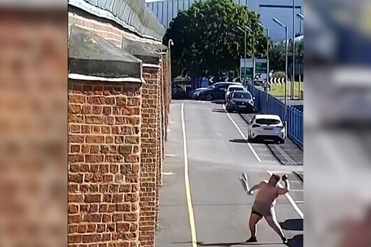 Vídeo mostra homem a tentar lançar pacote (várias vezes) para dentro de prisão em Inglaterra