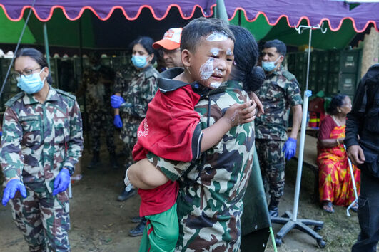 Criança salva pelas equipas de resgate que procuram sobreviventes no Nepal