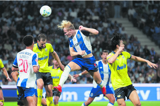 Froholdt, do FC Porto, antecipa-se a Fontán, do Arouca