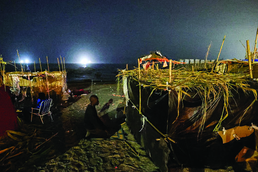 No bairro Príncipe um centro acolhe meninas migrantes menores, enquanto no Tarajal dormem famílias que comem uma vez por dia. No trampolín joga-se e reza-se junto das barracas que ocuparam a praia