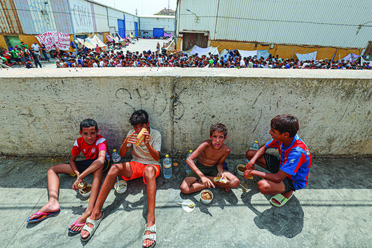 No bairro Príncipe um centro acolhe meninas migrantes menores, enquanto no Tarajal dormem famílias que comem uma vez por dia. No trampolín joga-se e reza-se junto das barracas que ocuparam a praia