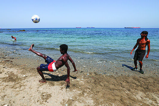 No bairro Príncipe um centro acolhe meninas migrantes menores, enquanto no Tarajal dormem famílias que comem uma vez por dia. No trampolín joga-se e reza-se junto das barracas que ocuparam a praia