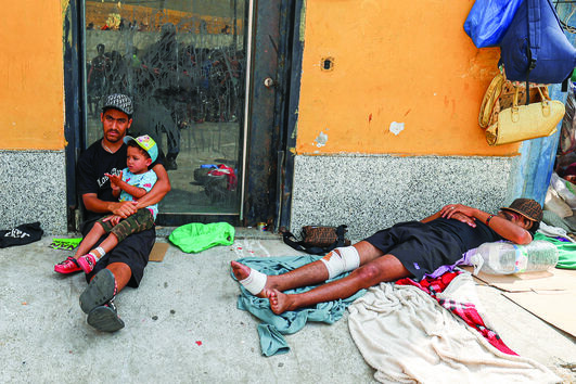 No bairro Príncipe um centro acolhe meninas migrantes menores, enquanto no Tarajal dormem famílias que comem uma vez por dia. No trampolín joga-se e reza-se junto das barracas que ocuparam a praia