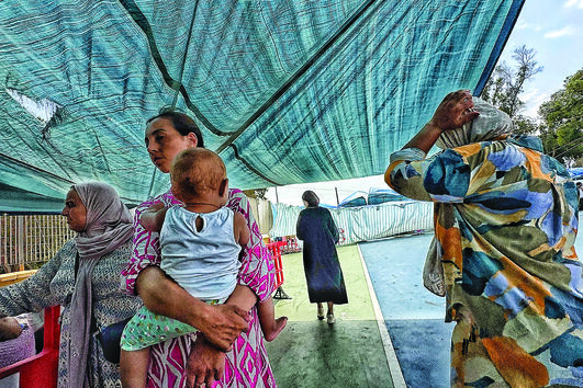 No bairro Príncipe um centro acolhe meninas migrantes menores, enquanto no Tarajal dormem famílias que comem uma vez por dia. No trampolín joga-se e reza-se junto das barracas que ocuparam a praia