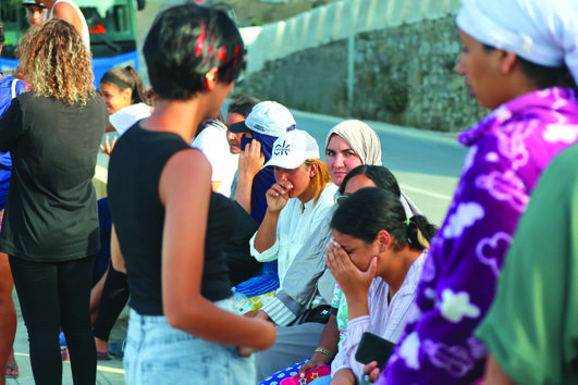 No bairro Príncipe um centro acolhe meninas migrantes menores, enquanto no Tarajal dormem famílias que comem uma vez por dia. No trampolín joga-se e reza-se junto das barracas que ocuparam a praia