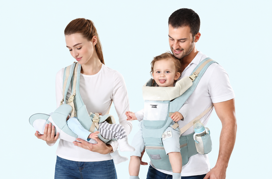 Casal com bebés em porta-bebés ergonómicos, apresentando conforto e segurança