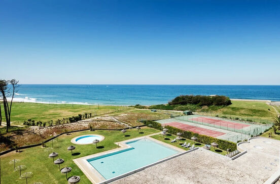 Hotel com vista mar, piscina e campos de ténis