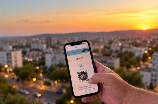 Telemóvel exibe QR Code da Airalo durante o pôr do sol